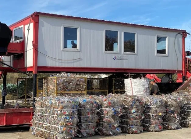 Переробка пластику на сміттєпереробному заводі