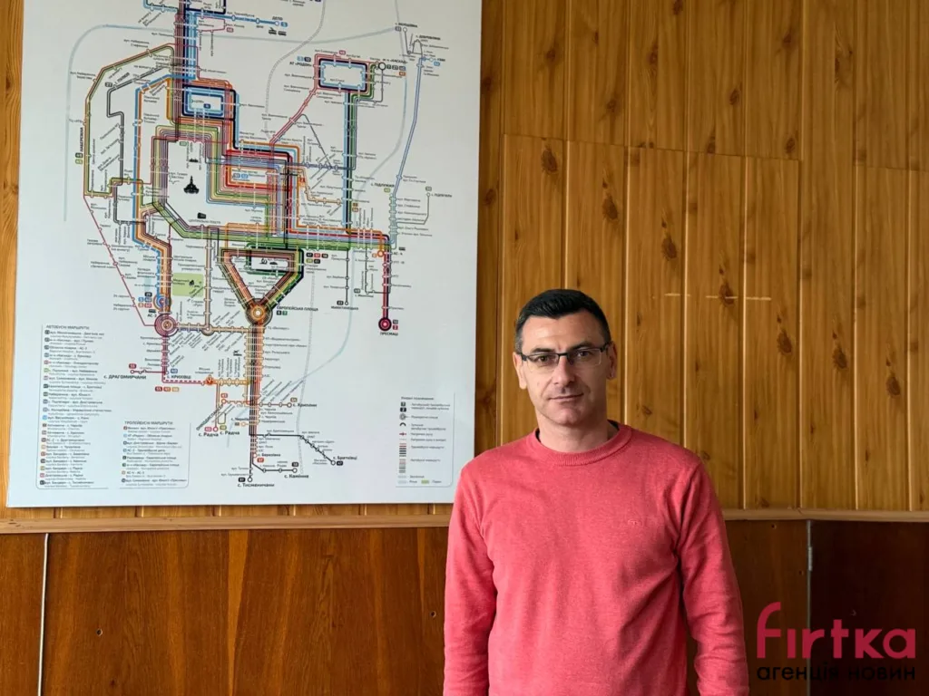 Чоловік біля карти міських маршрутів