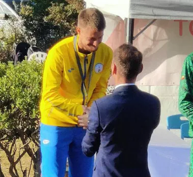 Спортсмен отримує медаль на церемонії нагородження