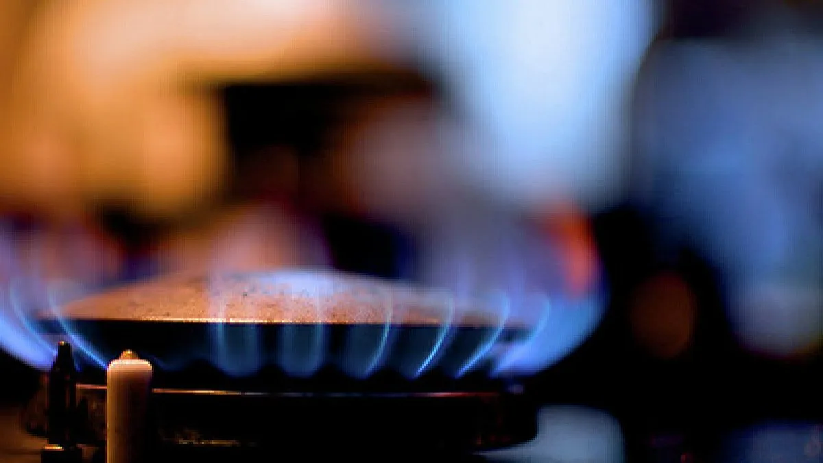 Газовий пальник із синім полум’ям на плиті