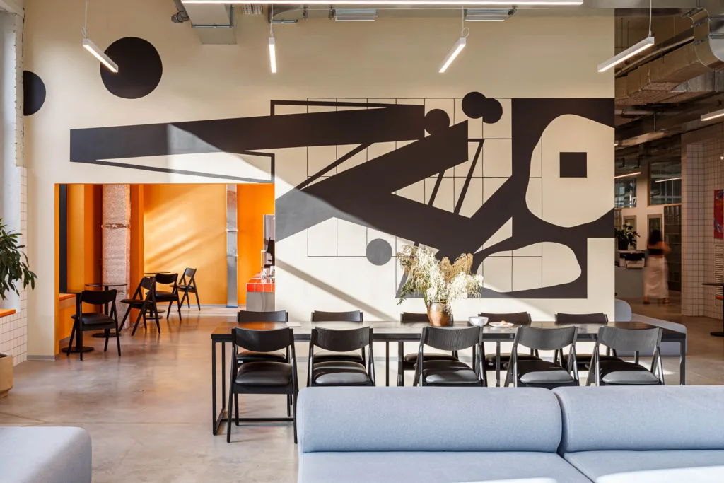 Сучасний офісний інтер'єр з абстрактним настінним мистецтвом