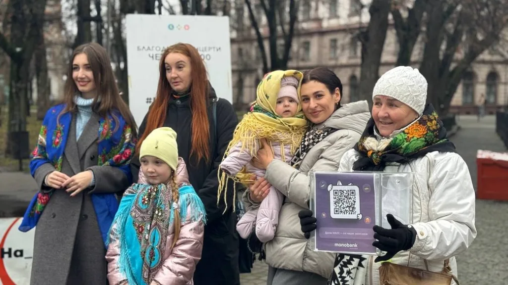 Люди на благодійному заході в українських хустках