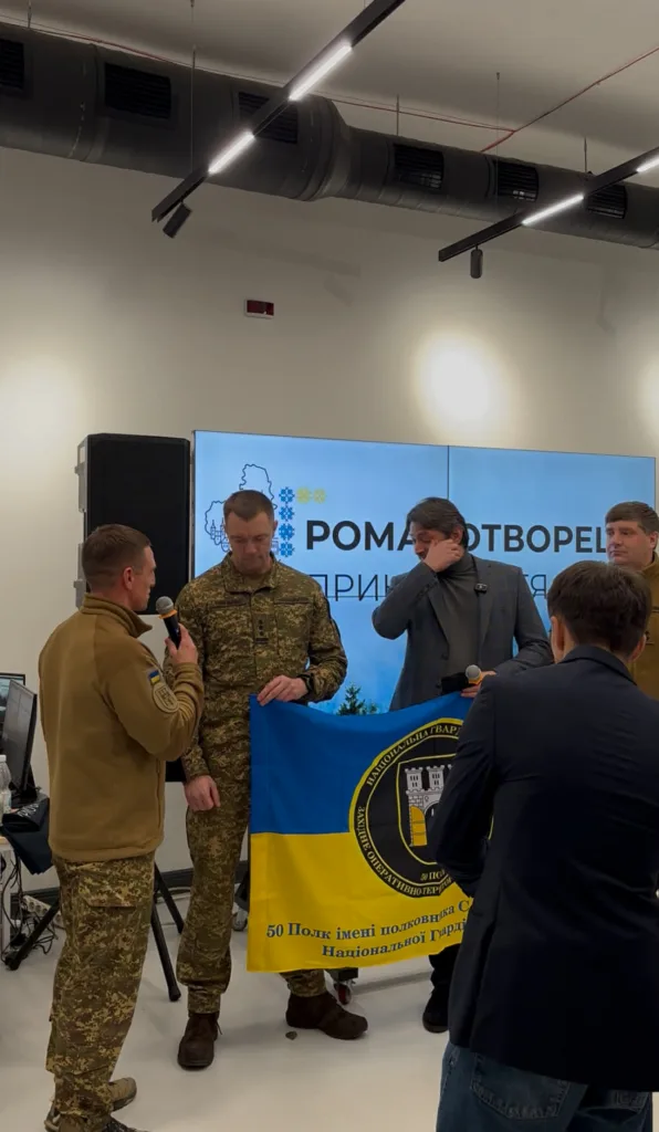 Військові тримають прапор Національної гвардії України