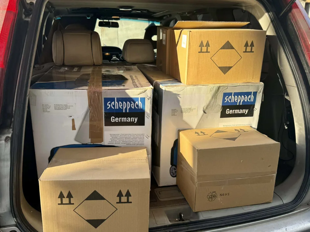 Картонні коробки Scheppach у багажнику автомобіля