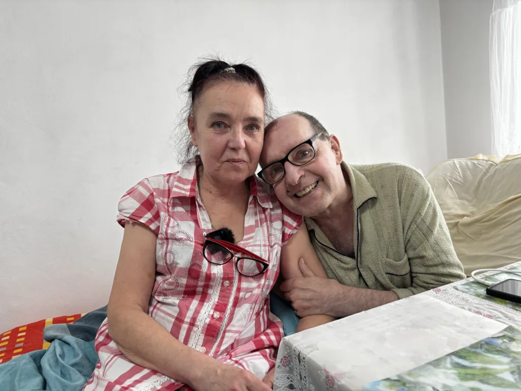 Пара сидить разом у світлій кімнаті