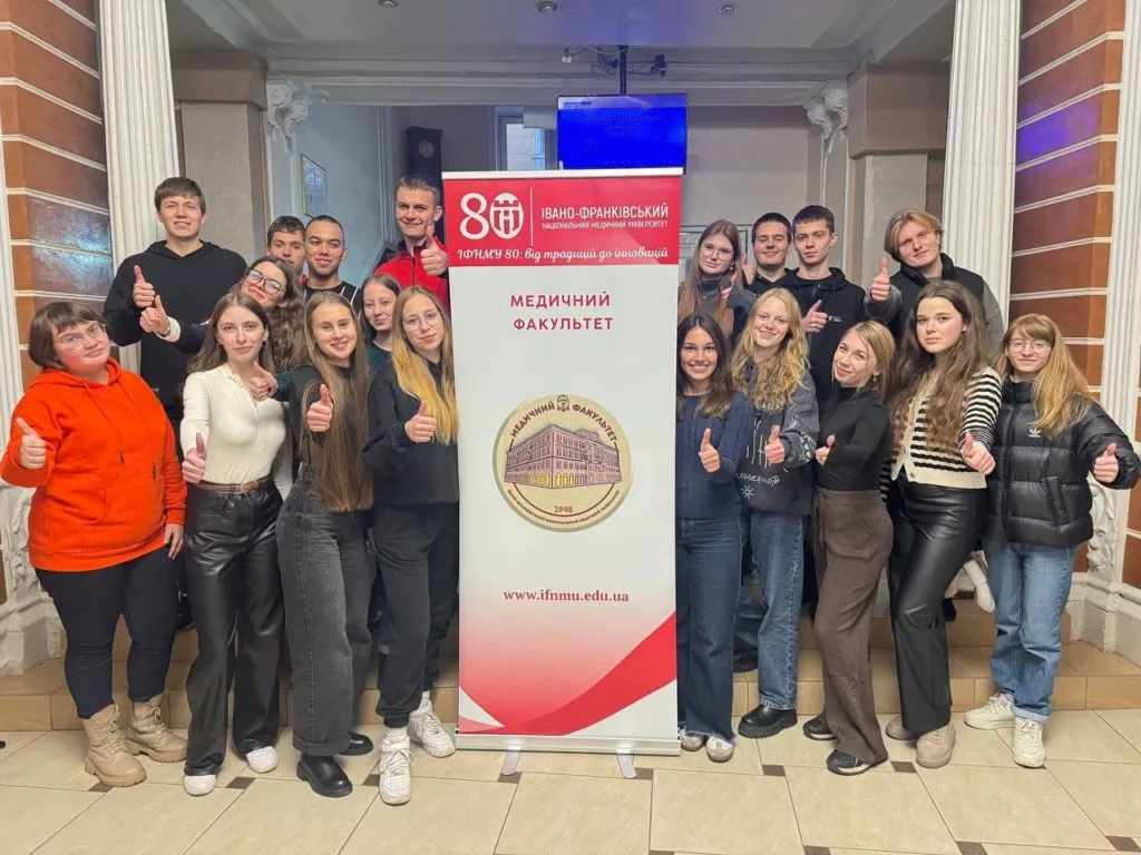 Студенти медичного факультету ІФНМУ позують разом
