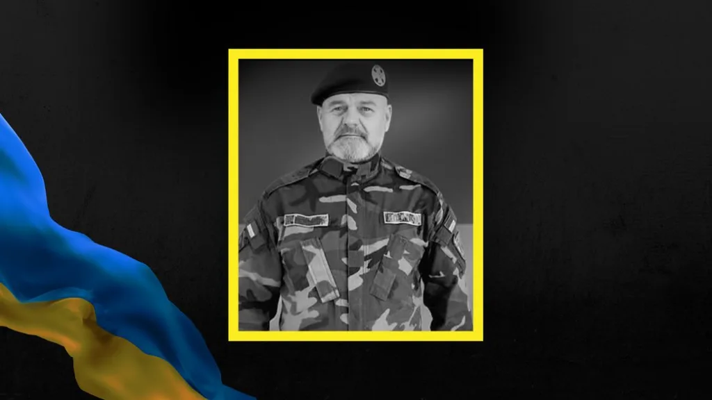 Український військовий у камуфляжі та береті