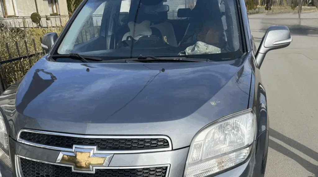 Сірий автомобіль Chevrolet припаркований на вулиці