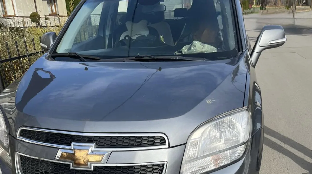 Сірий автомобіль Chevrolet припаркований на вулиці