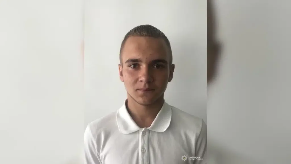 Портрет юнака у білому поло на білому тлі