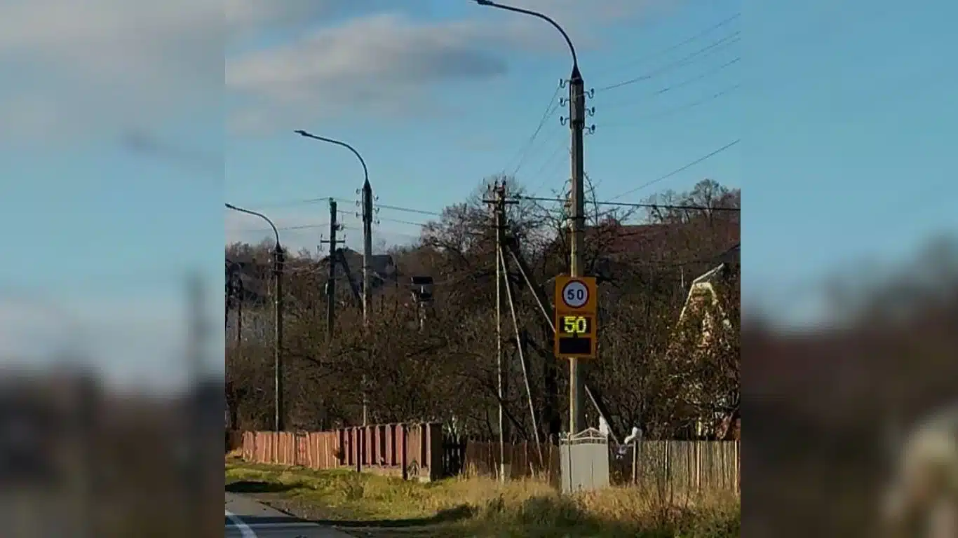 Дорожній знак обмеження швидкості 50 км/год