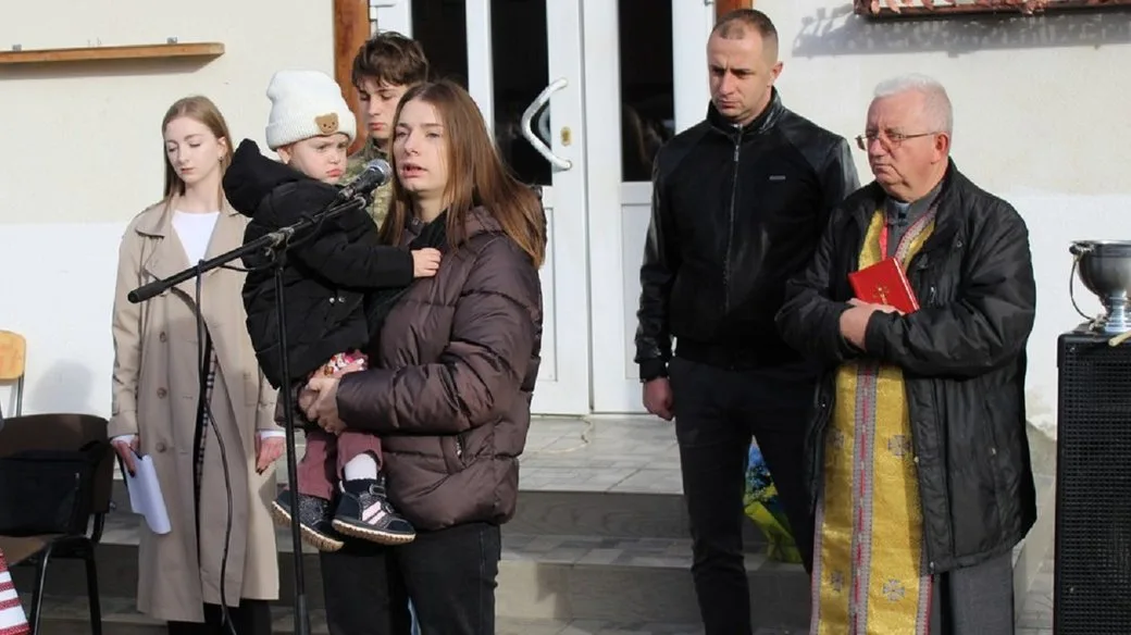 Люди виступають на вуличному заході біля мікрофона