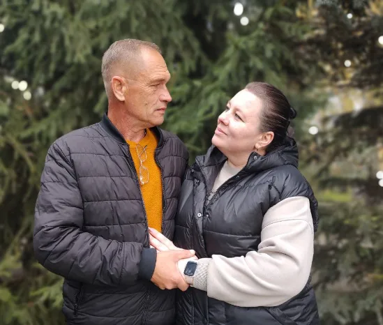 Подружжя тримається за руки на природі