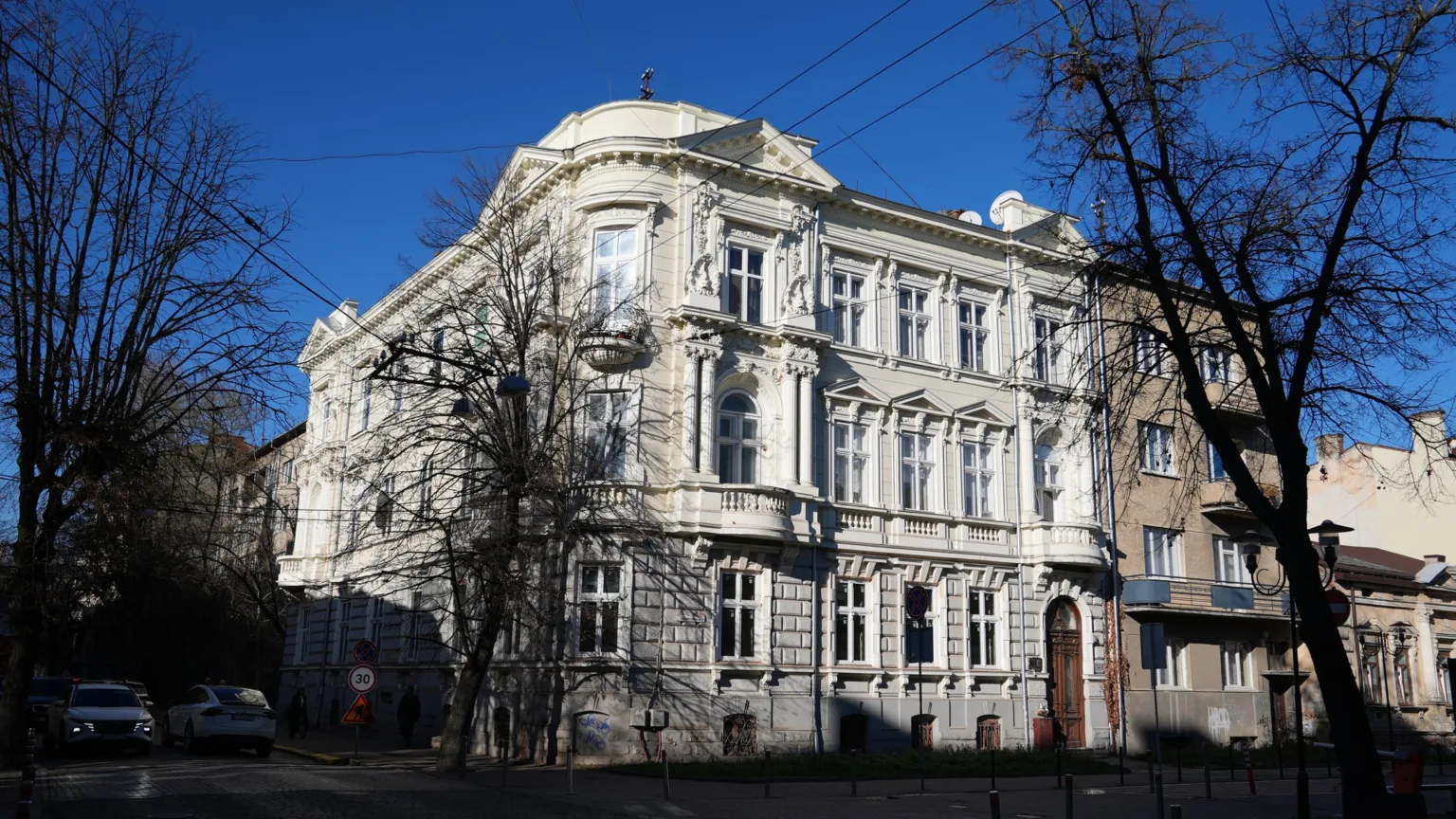 Історична будівля з архітектурними деталями у місті