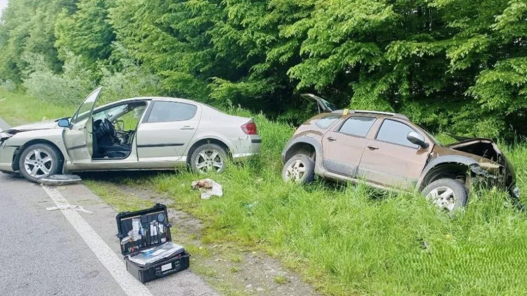Дорожньо-транспортна пригода двох автомобілів біля лісу