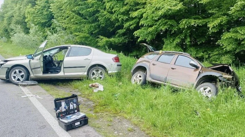Дорожньо-транспортна пригода двох автомобілів біля лісу