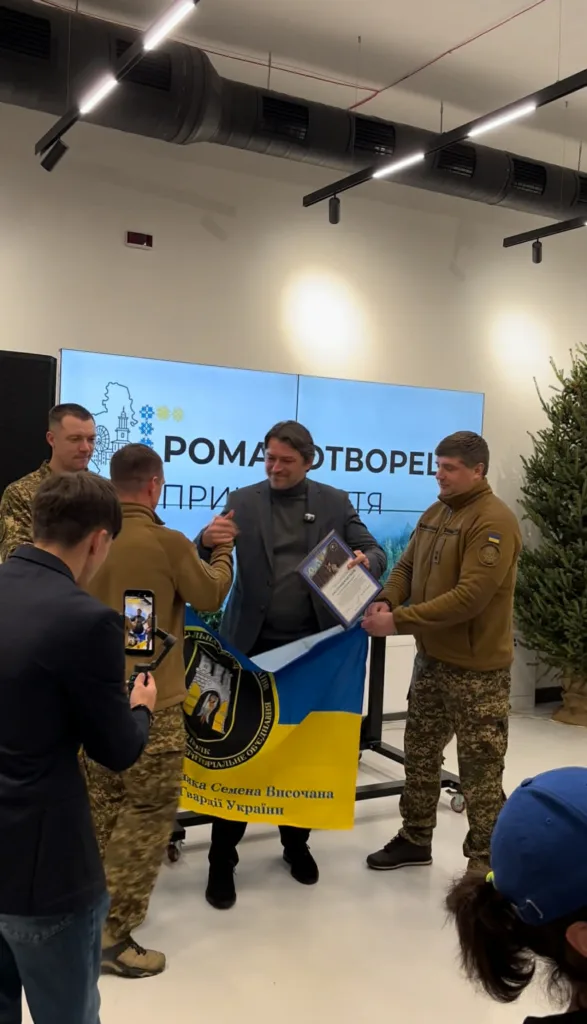 Військові вручають прапор під час церемонії нагородження