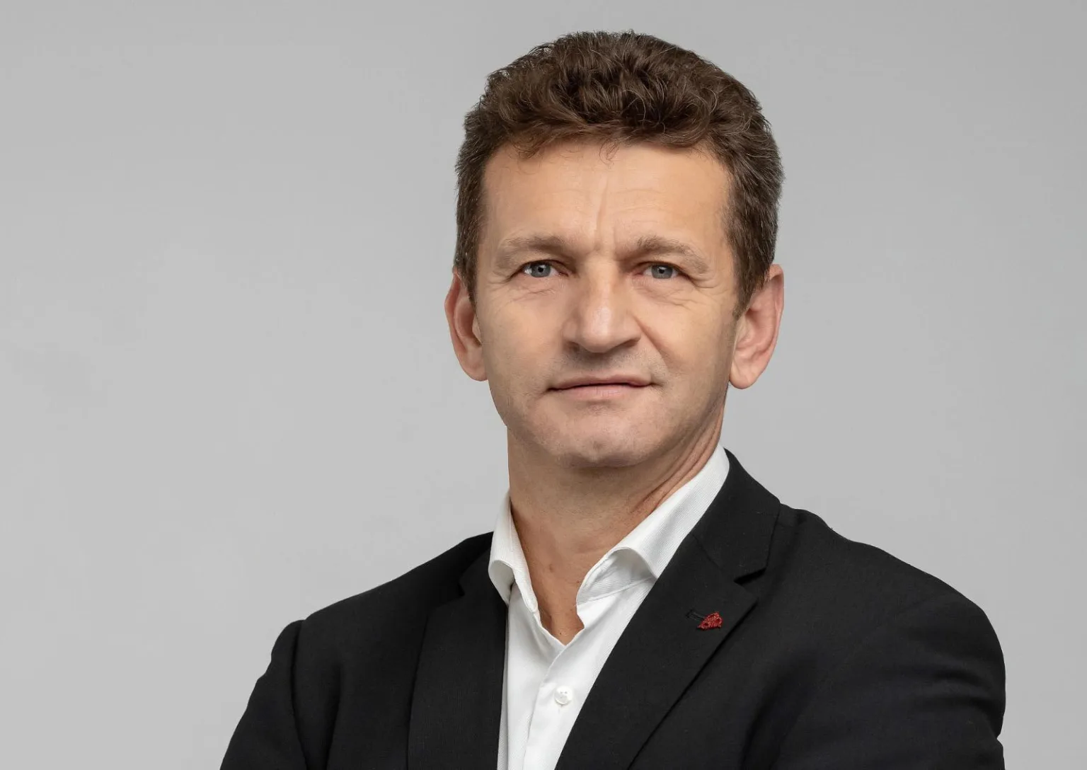 Портрет чоловіка в діловому костюмі