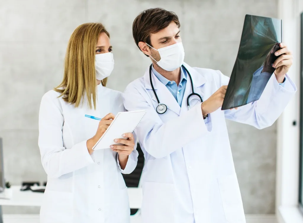 Лікарі аналізують рентгенівський знімок у лікарні