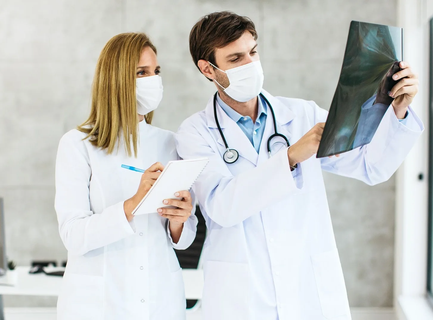 Лікарі аналізують рентгенівський знімок у лікарні