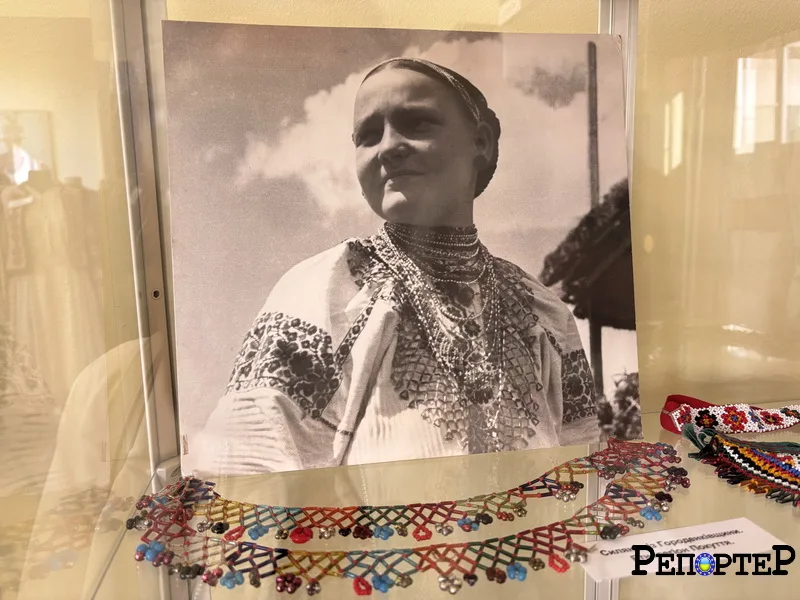 Жінка у вишиванці та традиційних прикрасах