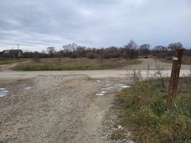 Грунтова дорога на перехресті сільської місцевості