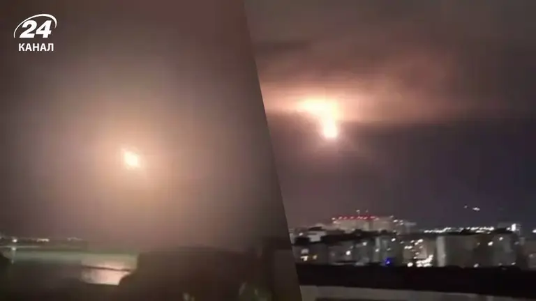 Нічне небо освітлене вибухами над містом