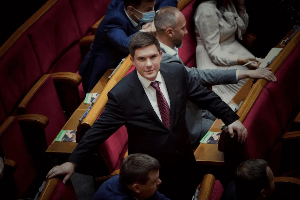 Чоловік у костюмі в сесійній залі парламенту