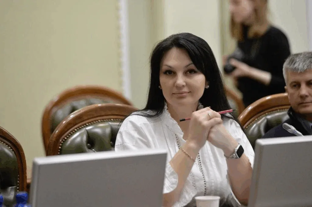 Жінка на діловій зустрічі з ноутбуками