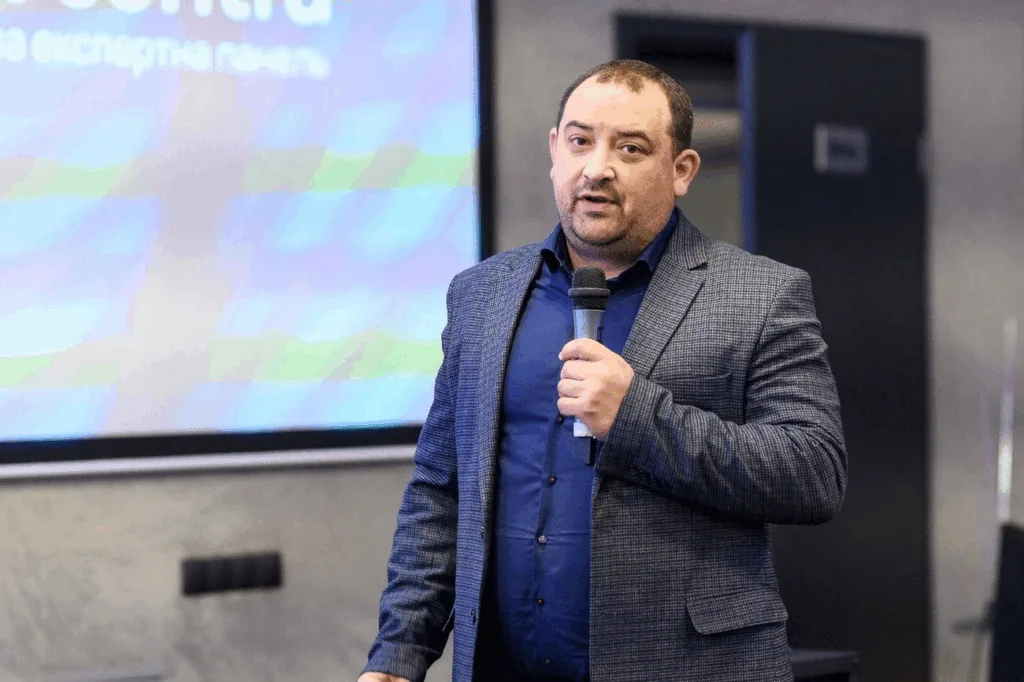 Чоловік виступає з мікрофоном на конференції