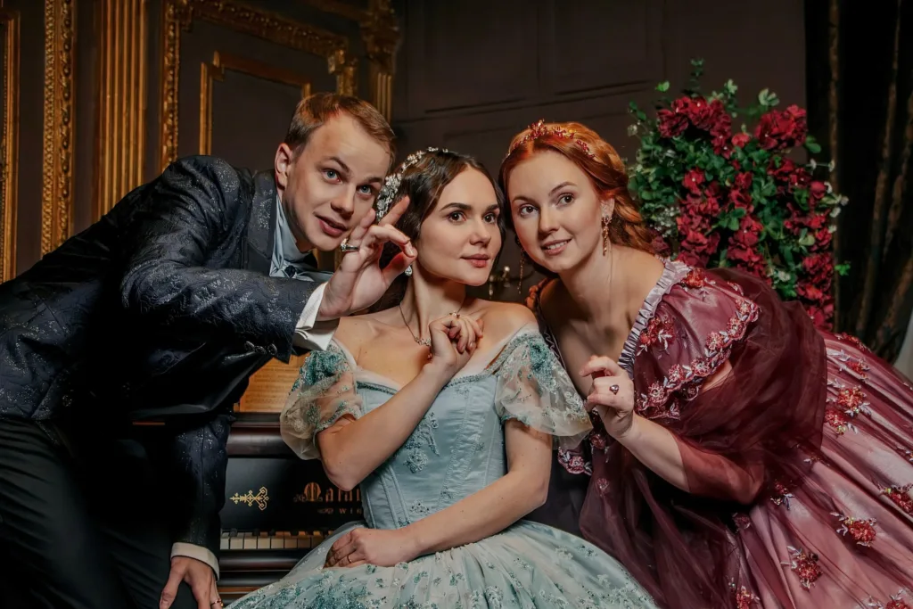 Актори в костюмах епохи позують біля піаніно