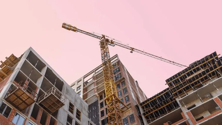 Будівництво житлового комплексу з краном