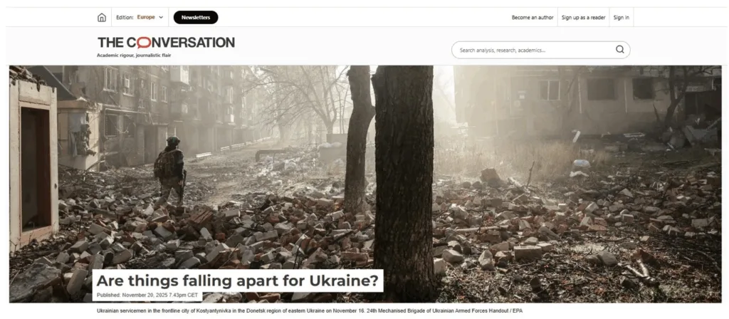 Український військовий серед зруйнованих будівель у Костянтинівці