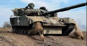 Бойовий танк рухається по грунтовій місцевості