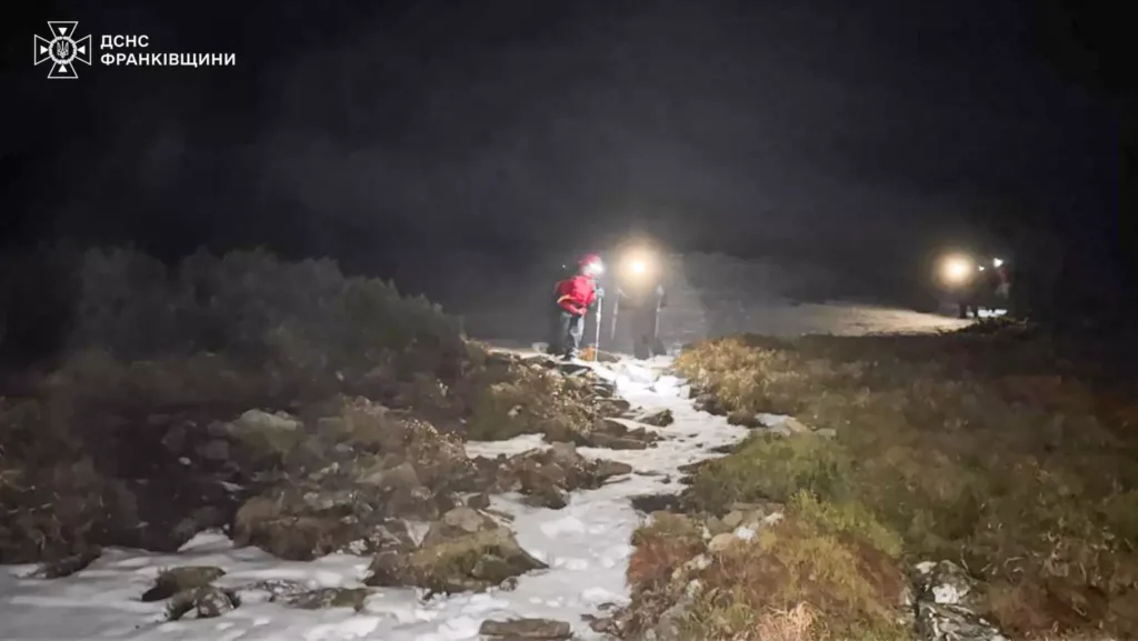 Рятувальники йдуть гірською стежкою вночі