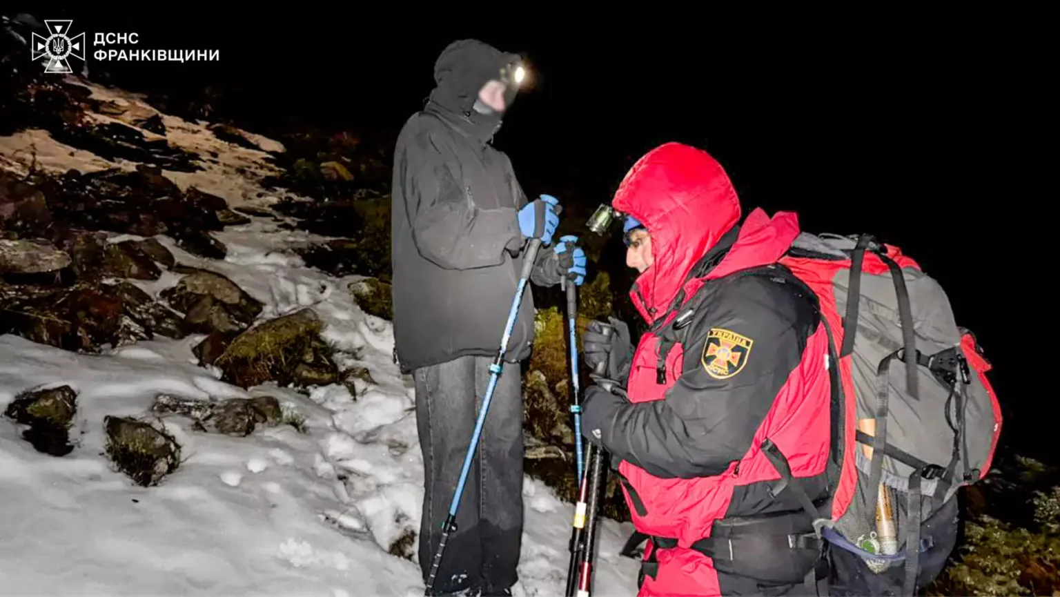 Рятувальники шукають людину в горах уночі