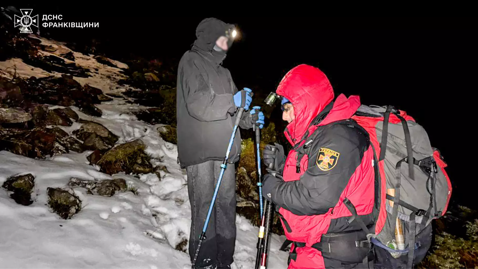 Рятувальники шукають людину в горах уночі