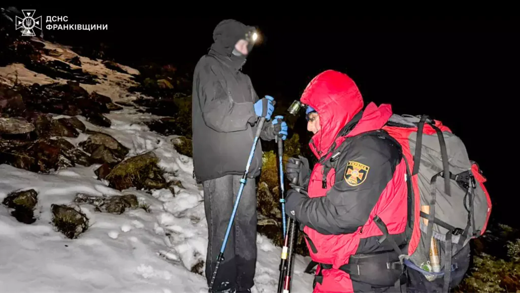 Рятувальники шукають туристів у горах вночі