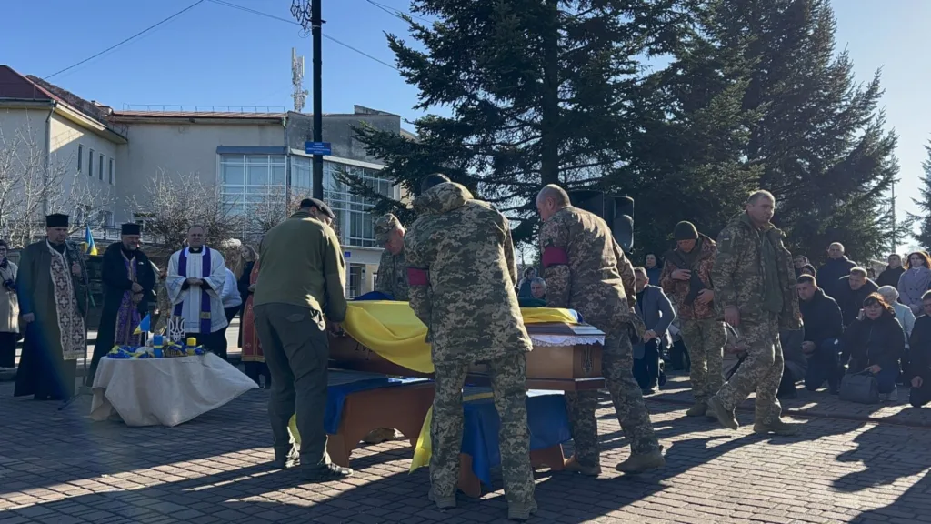 Військові прощаються із загиблим героєм під прапором України