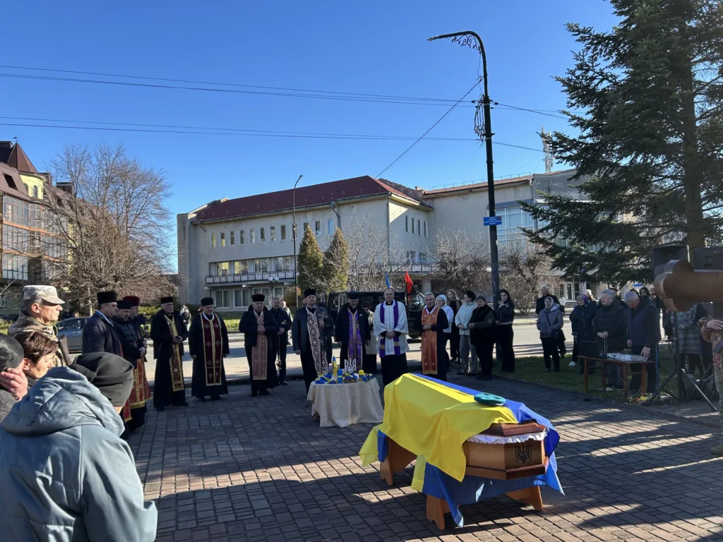 Прощання з полеглим воїном під українським прапором