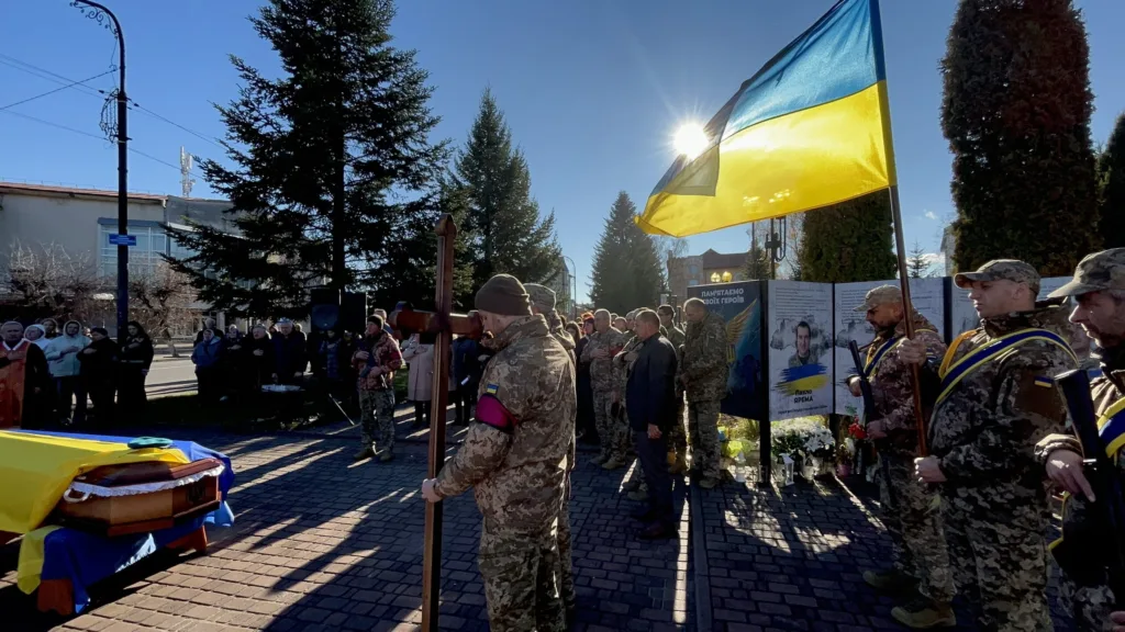 Військові на церемонії з українським прапором