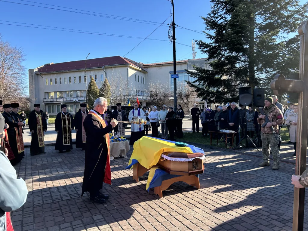 Похоронна церемонія з прапором України на площі