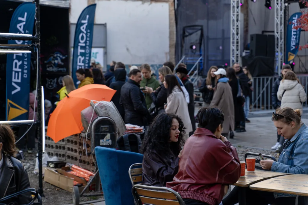 Люди спілкуються на вуличному фестивалі біля сцени