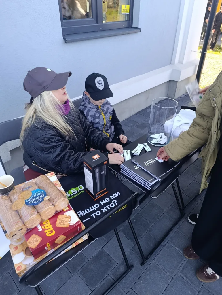 Благодійний стенд із печивом та пожертвами на вулиці