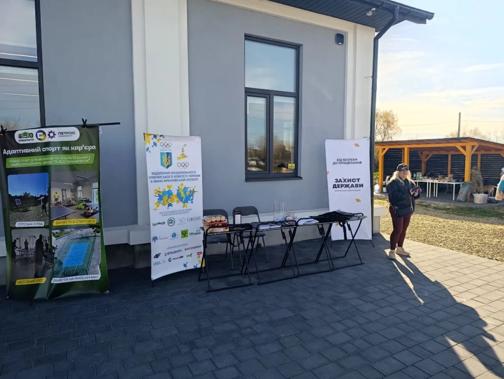 Виставка про адаптивний спорт біля сучасної будівлі