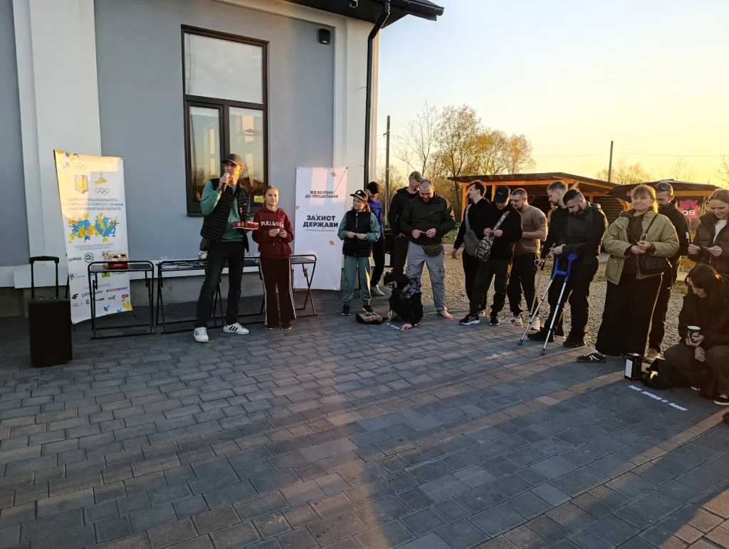 Люди зібралися біля будівлі на вулиці