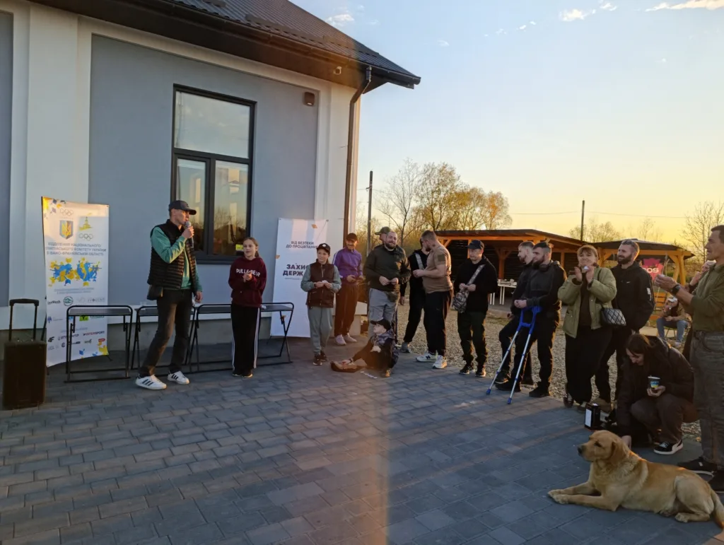 Виступ на вулиці перед групою людей з собакою