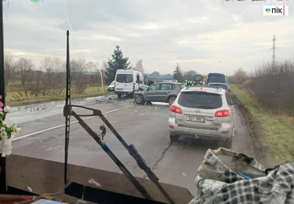 Дорожня аварія з кількома автомобілями на трасі