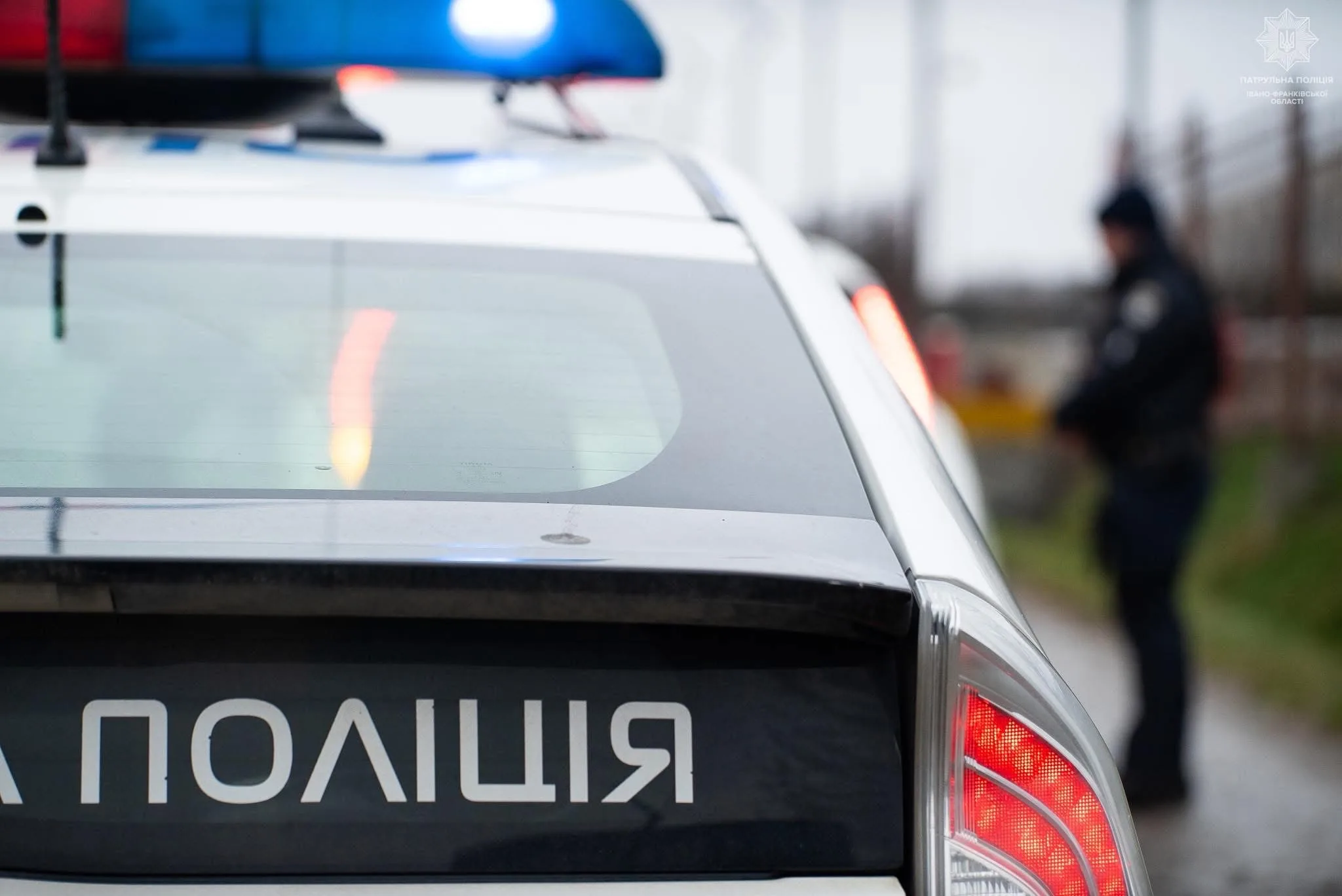 Поліцейська машина на вулиці з увімкненими маячками