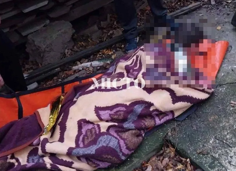 Рятувальники накрили людину ковдрою на землі